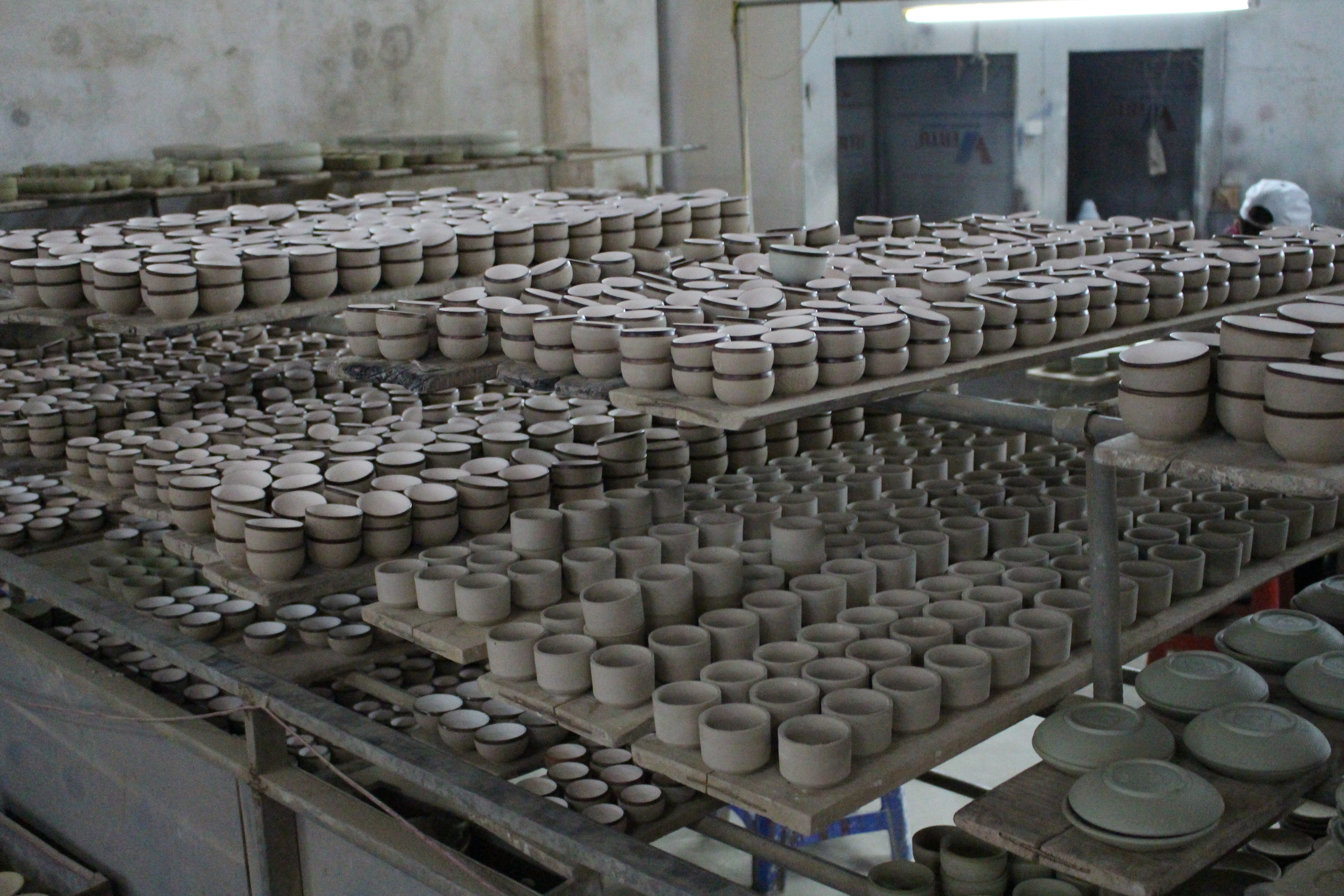 Công đoạn sản xuất thô sản phẩm gốm Bát Tràng