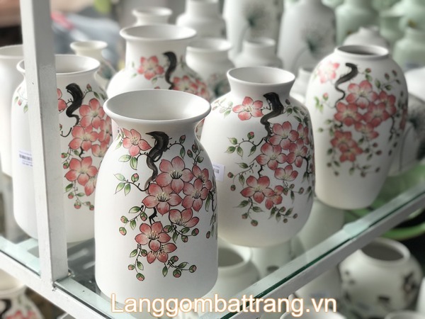 Bình gốm cắm hoa dùng để trang khí không gian sống