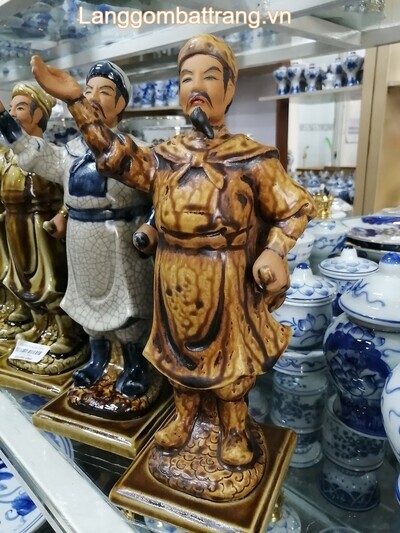 Tượng Hưng Đạo Vương men hoàng phổ