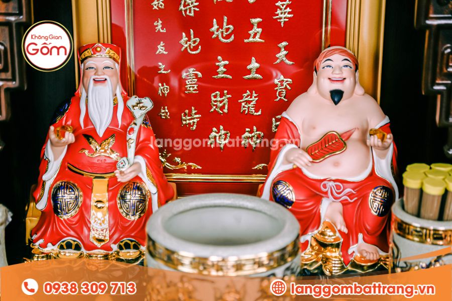 Bát hương trên bàn thờ Ông Địa