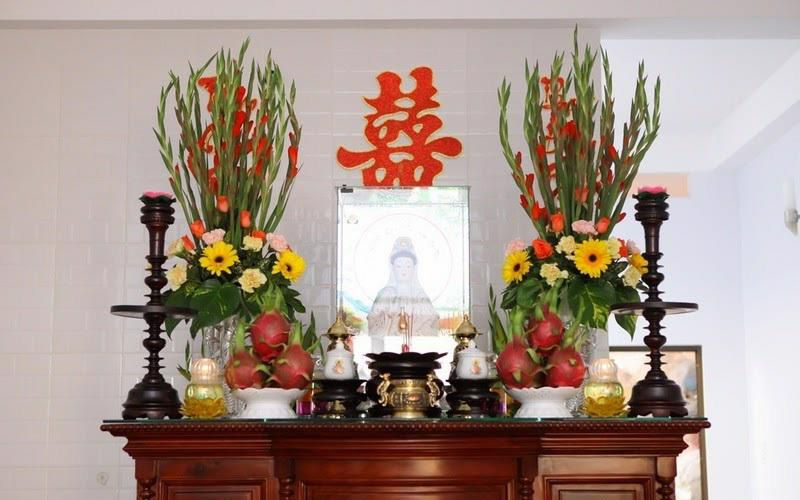Cắm hoa đồng tiền bàn thờ Tết