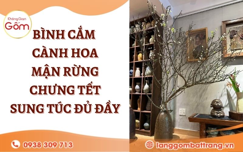 Bình cắm cành hoa mận rừng chưng Tết
