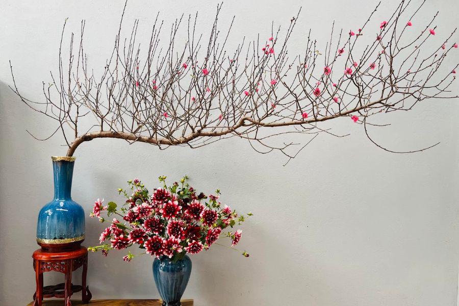 Bình gốm cắm hoa đào chưng Tết