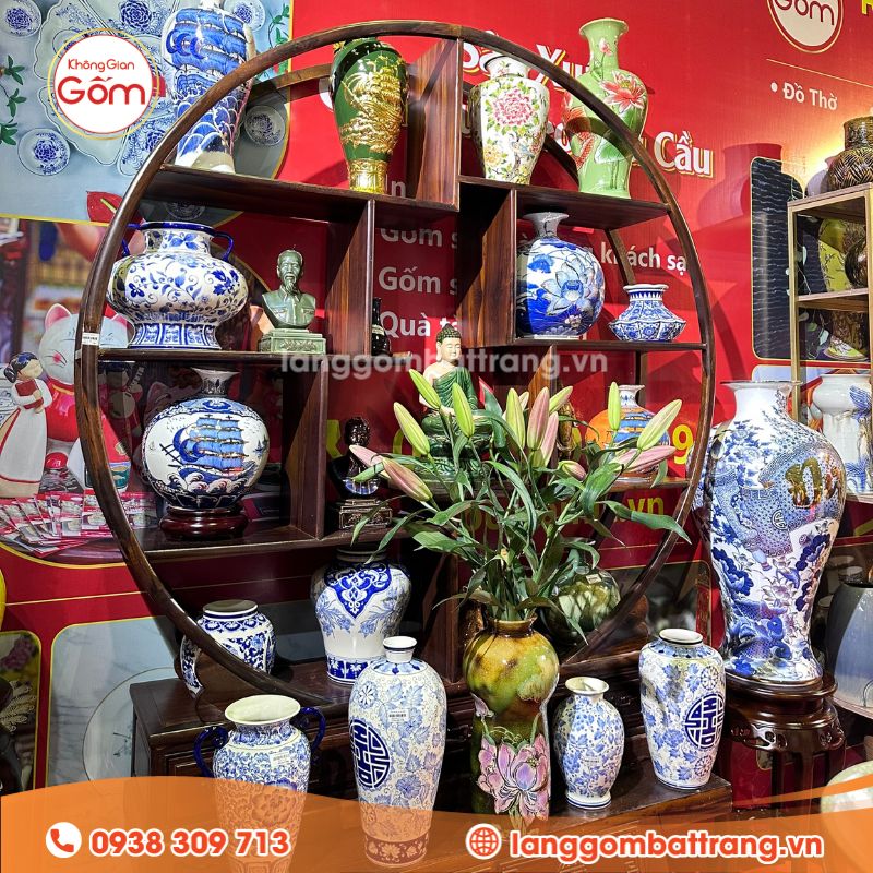 Kệ trưng bày bình hoa gốm sứ Bát Tràng