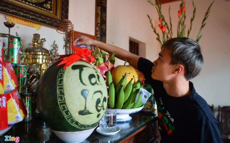 Dọn dẹp bàn thờ gia tiên