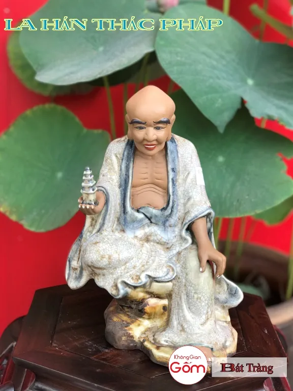 Cửa hàng bán tượng la hán tại huyện Nhà Bè
