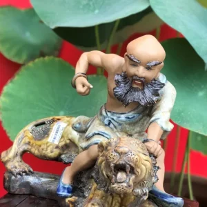 Cửa hàng bán tượng la hán tại huyện Hooc Môn