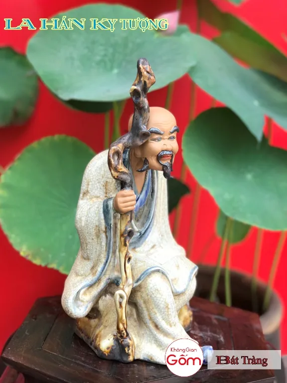Cửa hàng bán tượng la hán tại huyện Nhà Bè