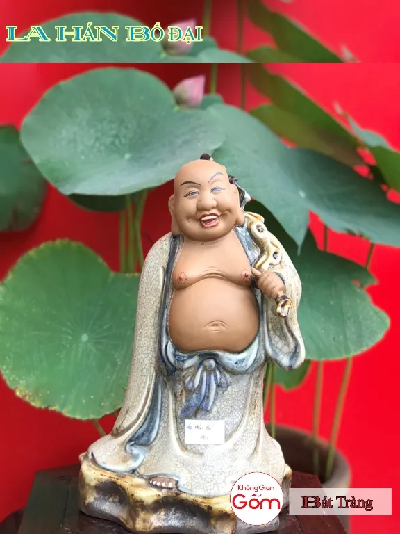 Cửa hàng bán tượng la hán tại huyện Hooc Môn