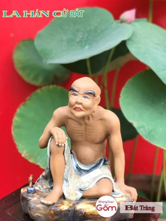 Cửa hàng bán tượng la hán tại huyện Bình Chánh