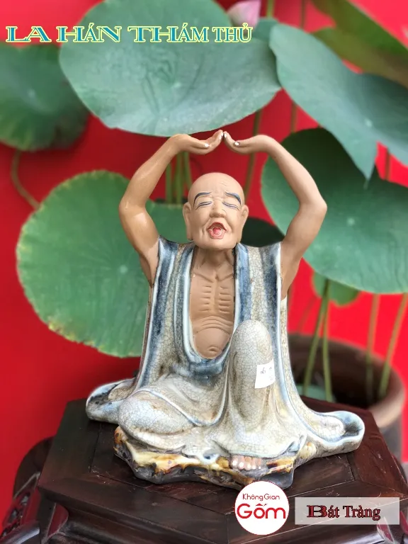 Cửa hàng bán tượng la hán tại huyện Hooc Môn