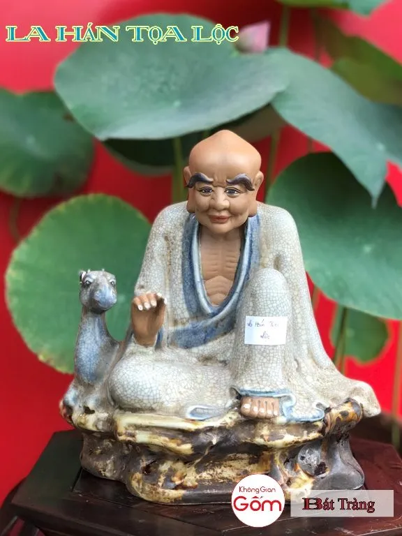 Cửa hàng bán tượng la hán tại huyện Bình Chánh