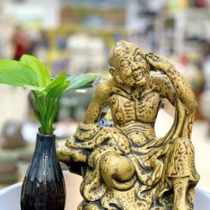 Cửa hàng bán tượng la hán tại Quận Tân Bình