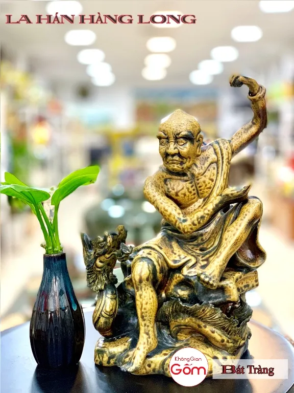 Cửa hàng bán tượng la hán tại huyện Nhà Bè