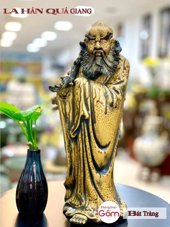 Cửa hàng bán tượng la hán tại huyện Nhà Bè
