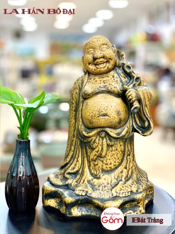 Cửa hàng bán tượng la hán tại Bình Chánh