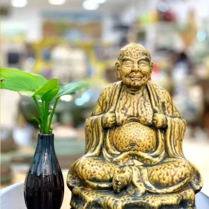 Cửa hàng bán tượng la hán tại huyện Hooc Môn