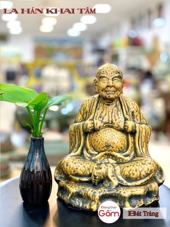 Cửa hàng bán tượng la hán tại huyện Hooc Môn