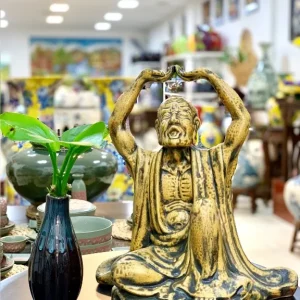 Cửa hàng bán tượng la hán tại huyện Hooc Môn