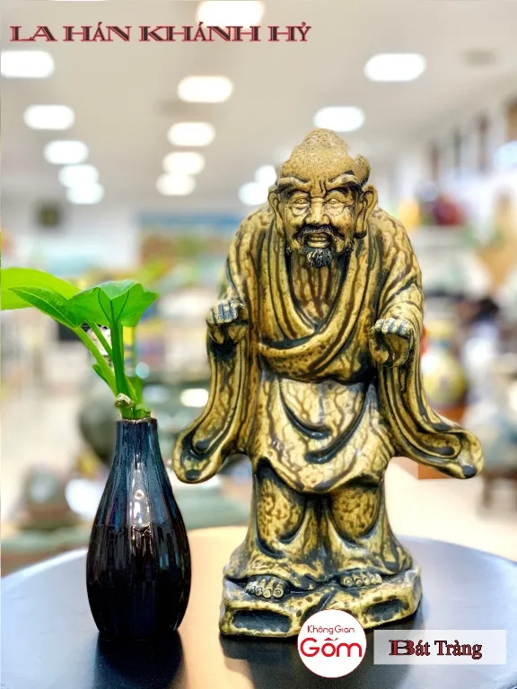 Cửa hàng bán tượng la hán tại huyện Hooc Môn