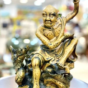 Cửa hàng bán tượng la hán tại huyện Hooc Môn