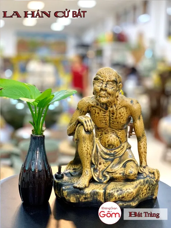 Cửa hàng bán tượng la hán tại Quận 9