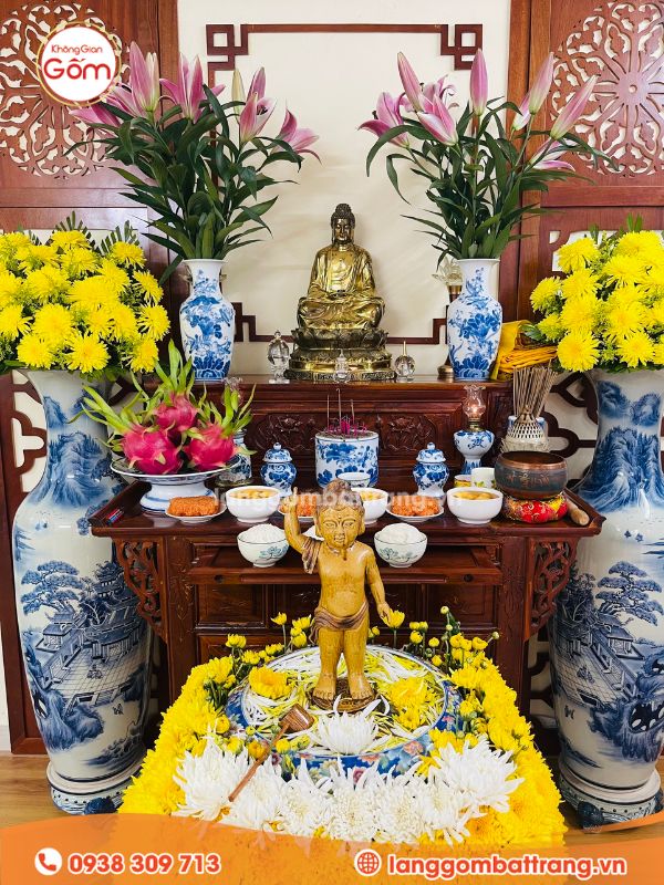 Bàn thờ Phật trang trí hoa tươi và trái cây